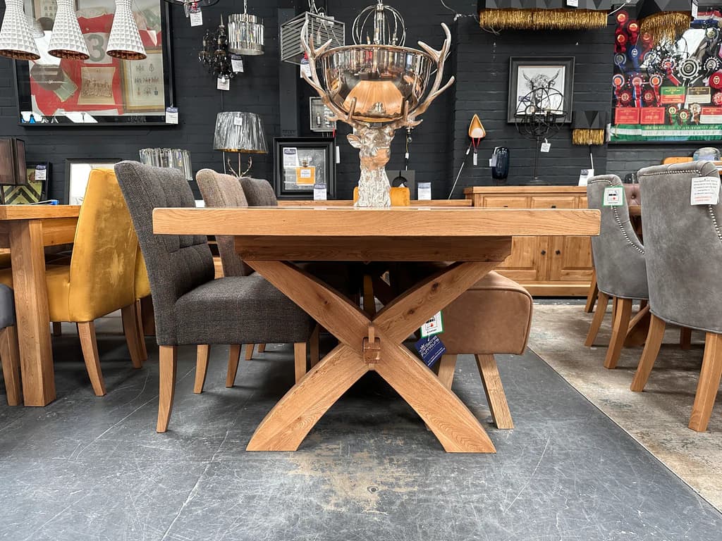 Massiver Esstisch Massivholz aus Eiche mit Baumkante – Zeitloses Design trifft Qualität