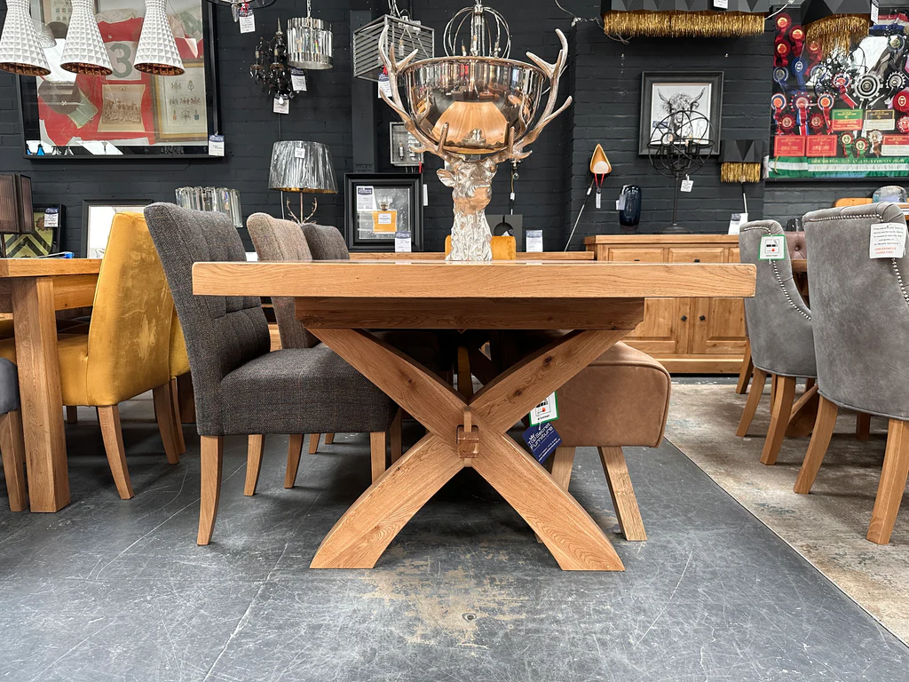 Massiver Esstisch Massivholz aus Eiche mit Baumkante – Zeitloses Design trifft Qualität