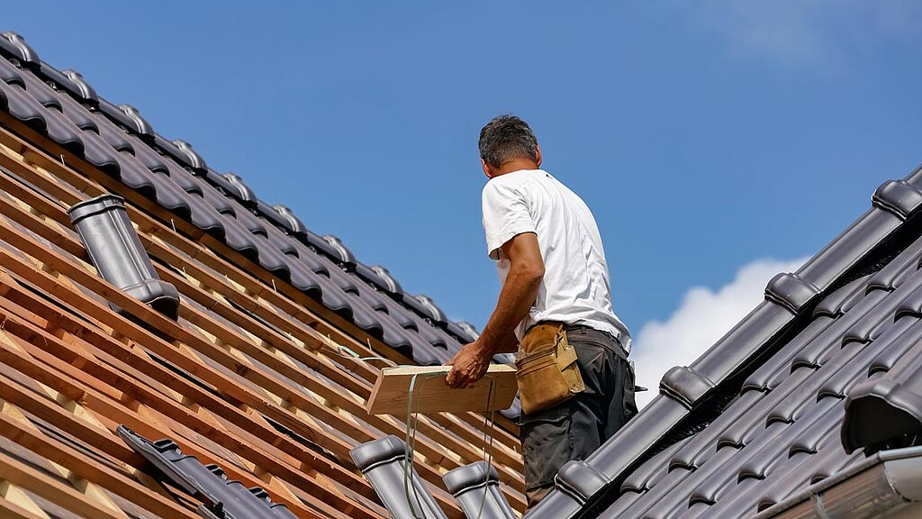 Wie eine Dachdeckerei Ihnen hilft, Ihr Dach zu renovieren und zu reparieren