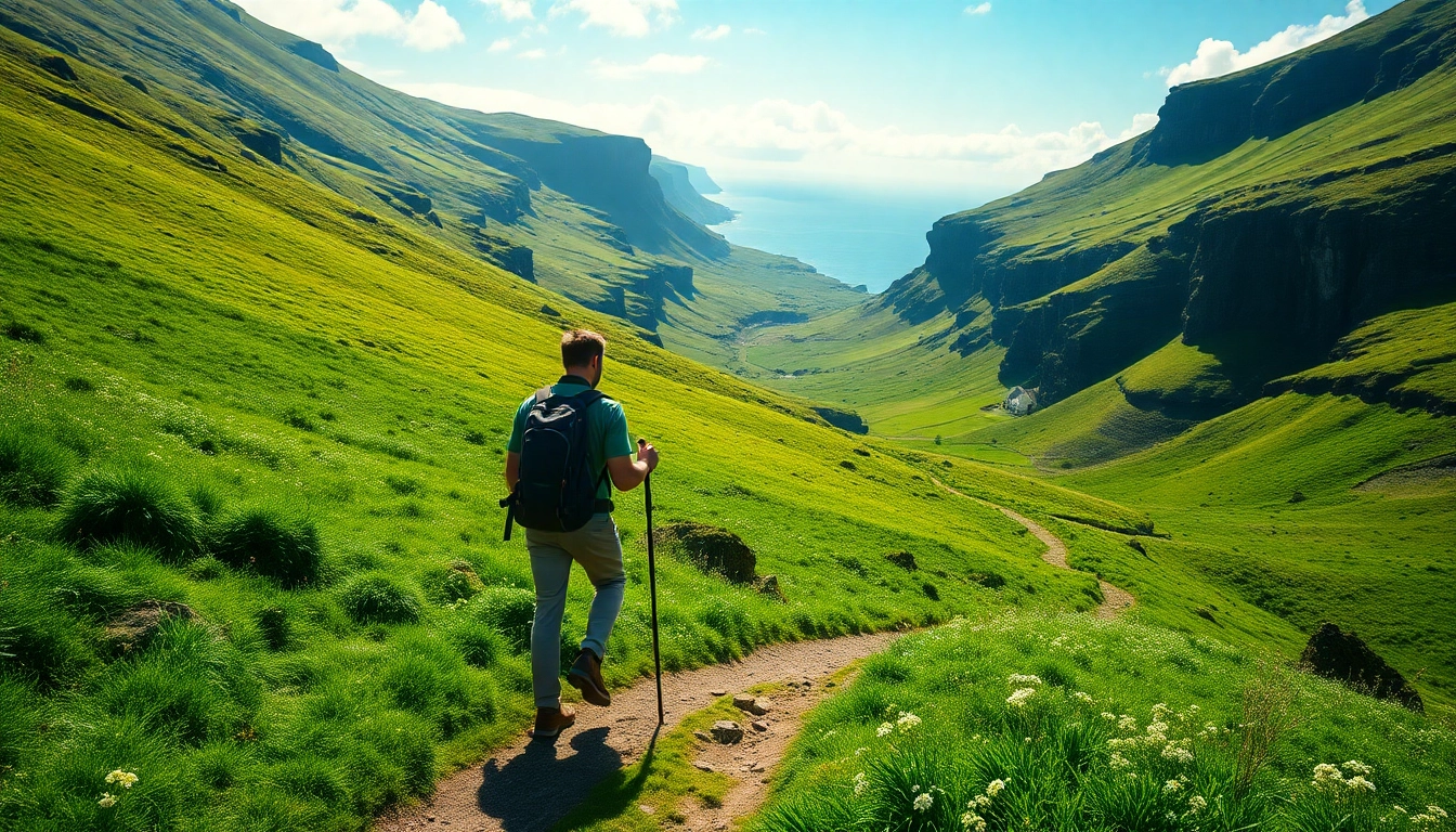 Wandern Irland Urlaub: Aktiver Wanderer genießt die atemberaubende irische Landschaft mit Hügeln und Klippen.