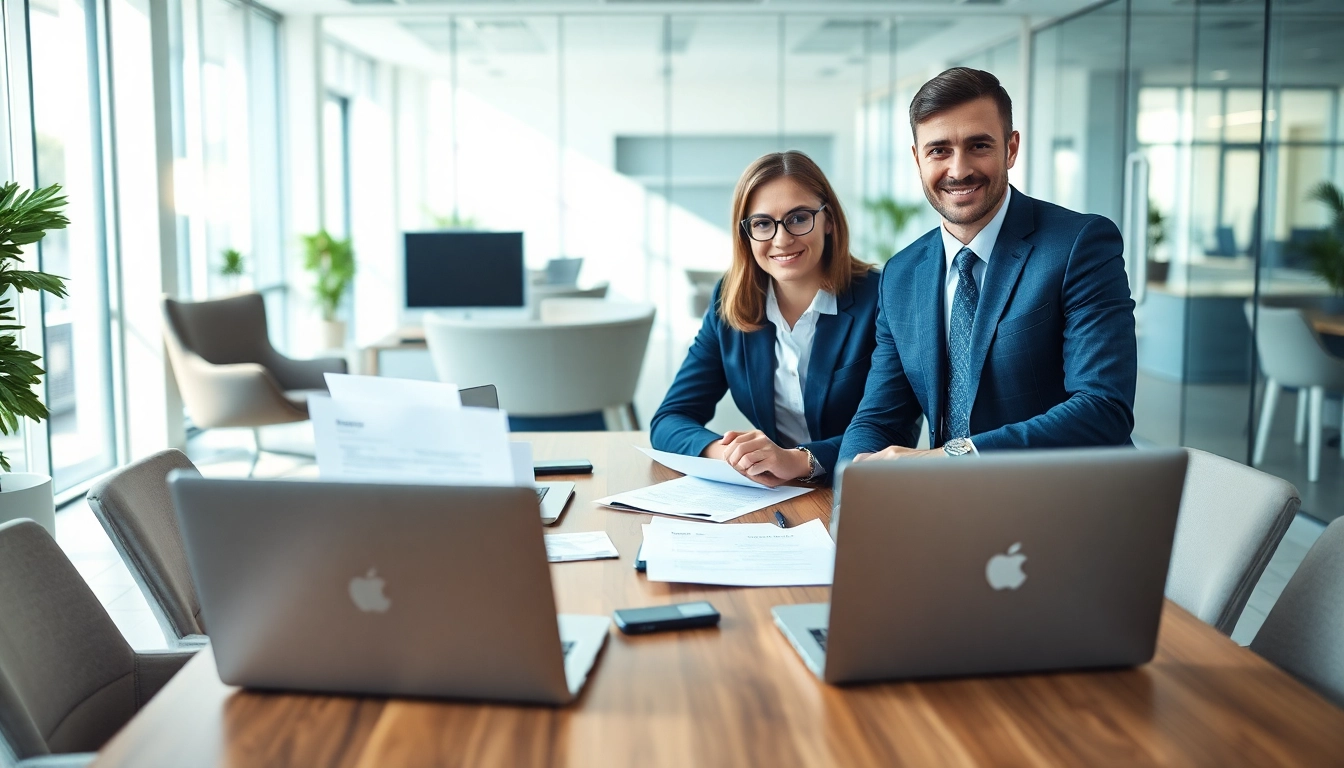 Headhunter Schweiz berät Klienten in einem modernen Büro mit Resümees und Laptops.